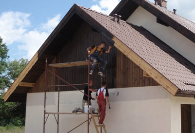 Preparing the house exterior for painting